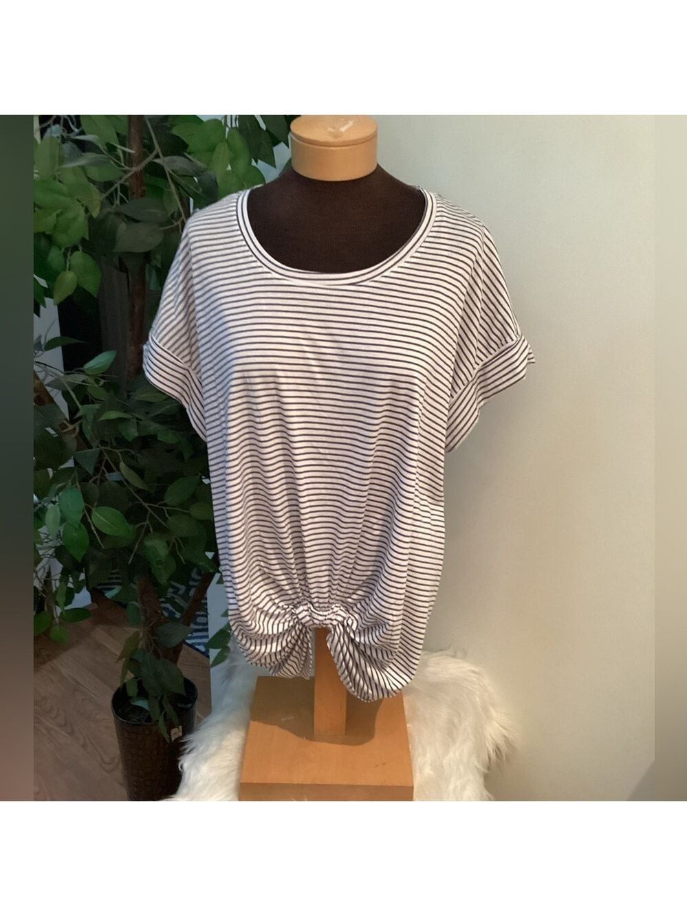 Sportelle short sleeve knot front Crewneck tee Woman’s size 2X striped